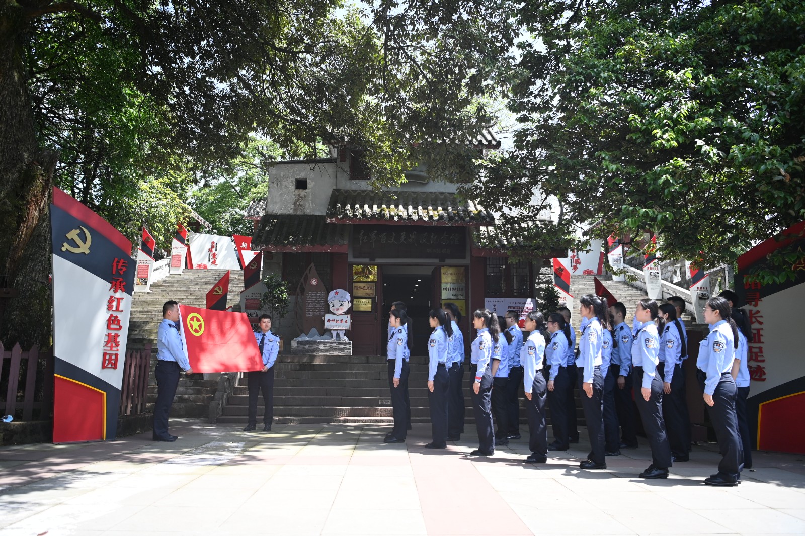 青年民警重温入团誓词.JPG