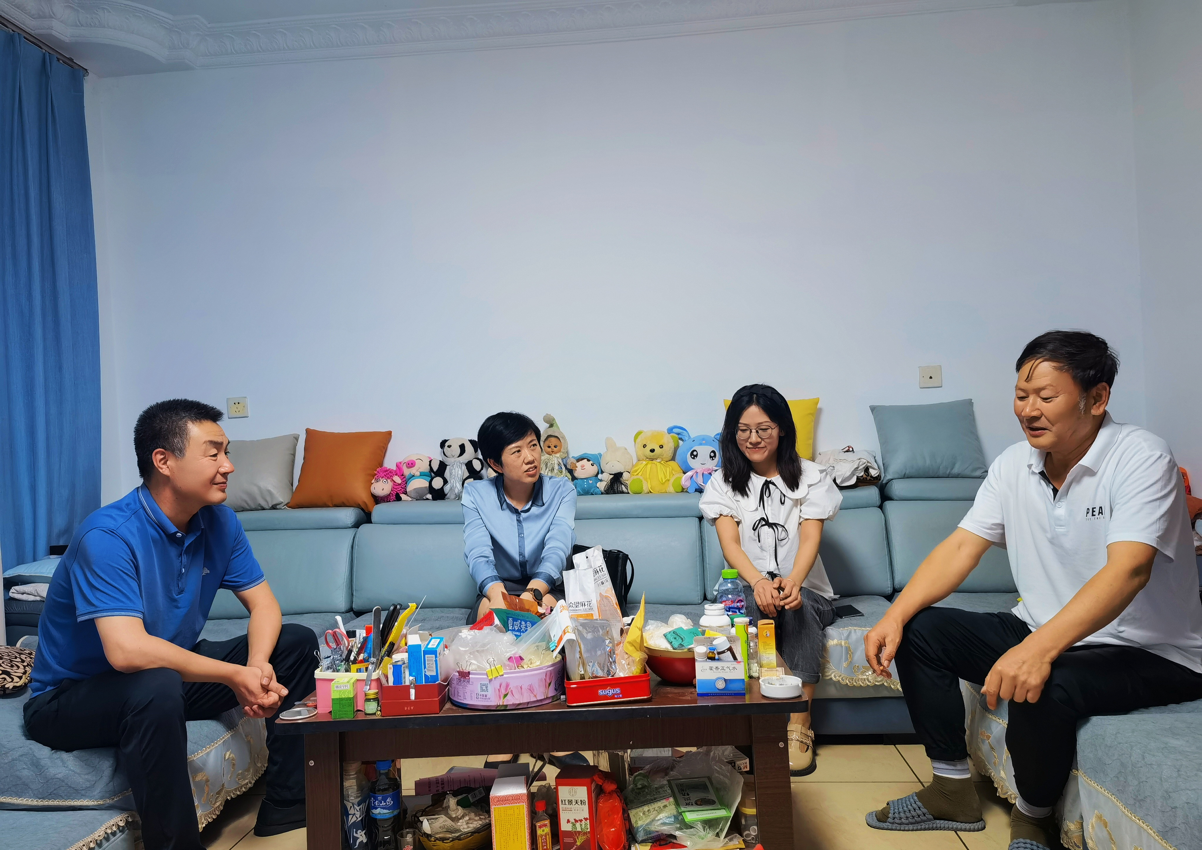 5月24日，区法院党组书记、院长阙甜甜带队前往云南省华坪县人民法院考察调研后，到家在华坪县的一名干警家中开展廉政家访。.jpg