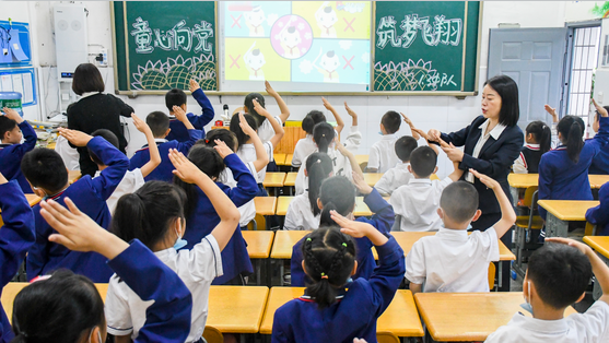 62三小28敬礼.png