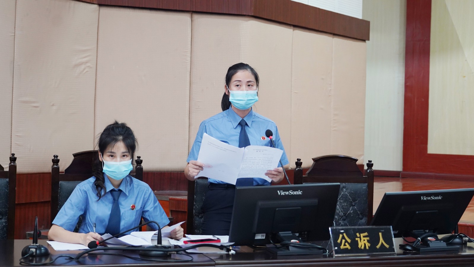 图片2：公诉人宣读起诉书.jpg