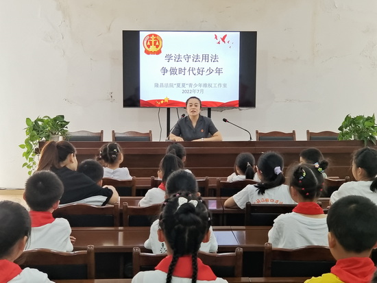 送法进学校.jpg