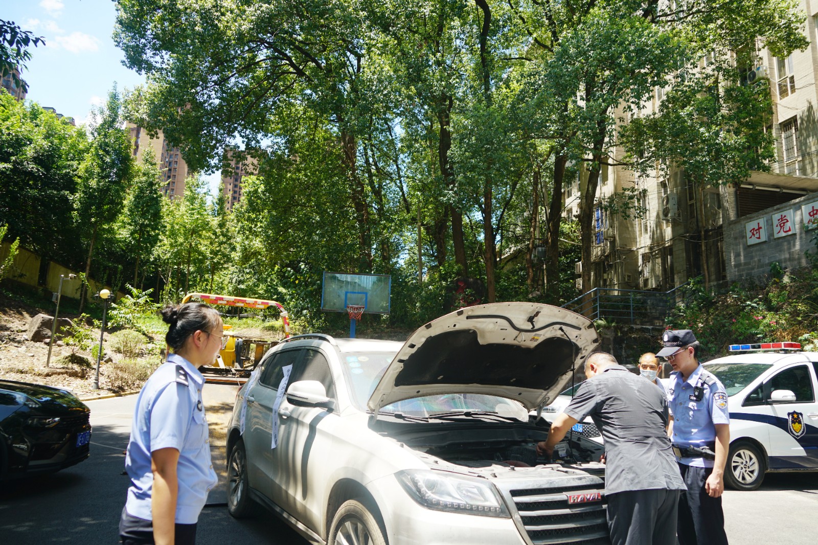 图3：叙永法院执行干警顶着烈日检查车辆状况。.jpg