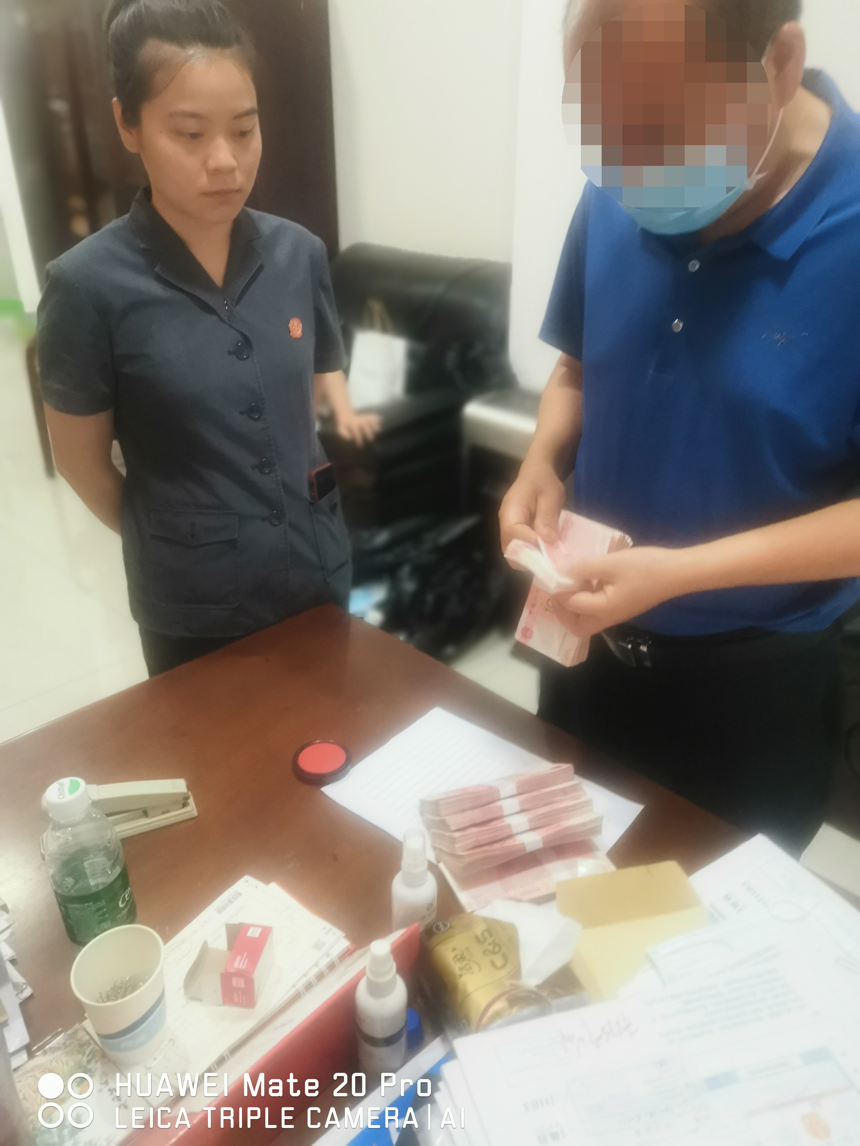 图为经法官对耐心细致地释法明理，被执行人当场支付60000元.jpg