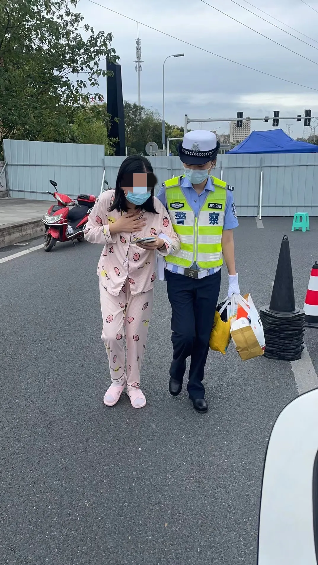 交警护送群众.png