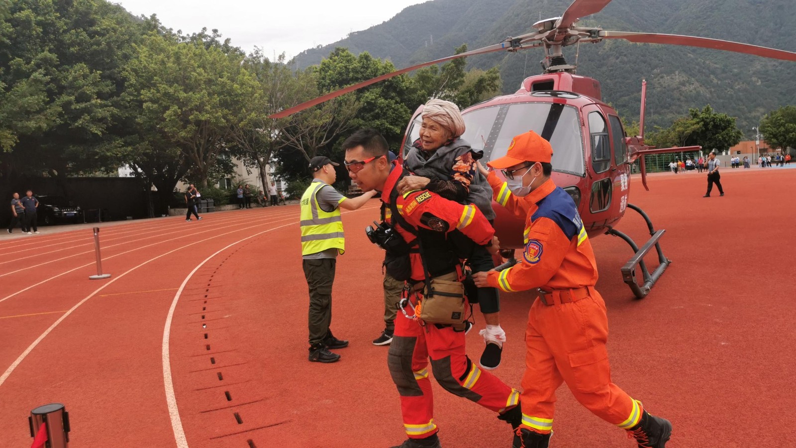 9月6日，飞鹰航空救援队将老人转移到安全地带.jpg