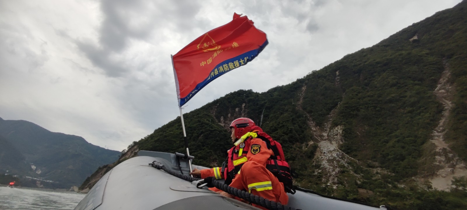 9月7日，救援人员乘坐橡皮艇在得妥镇疏散群众.jpg