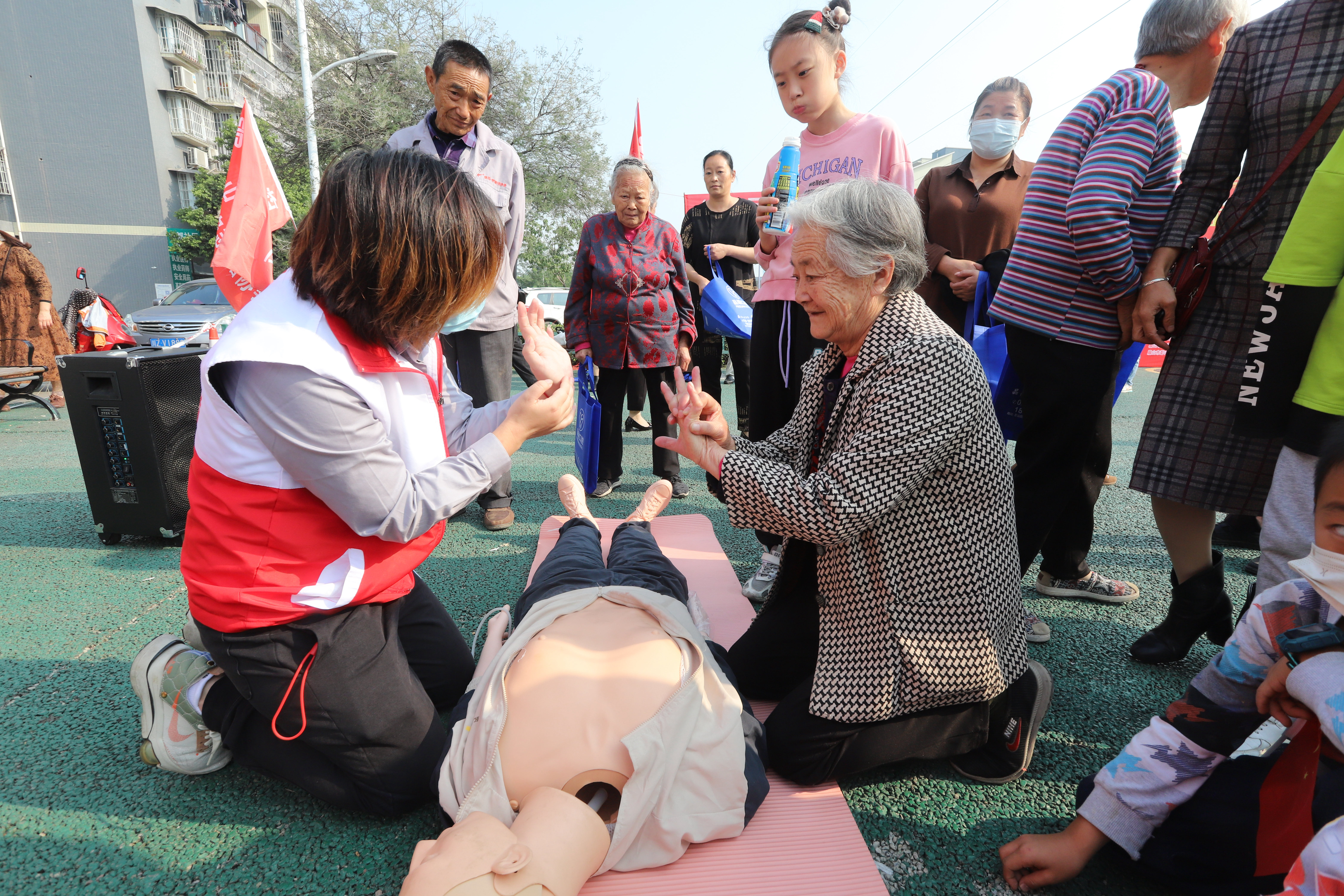 4医生志愿者在向村民传授心肺复苏操作技术。.JPG