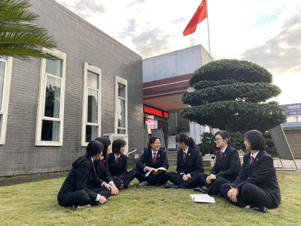 法庭干警工作之余读书会.jpg