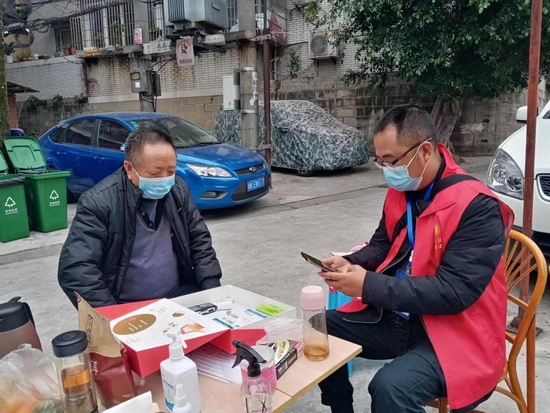 图二：童永胜帮群众分药图片.jpg