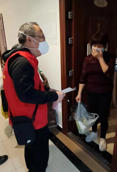 图四：刘友良上门开展“敲门行动”.png