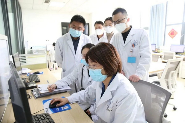 刘丹（前一）到内江市第一人民医院呼吸与危重症医学科开展现场教学.jpg
