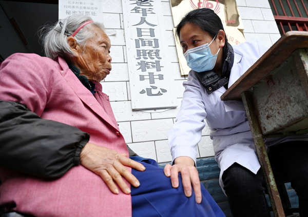 医护人员了解老人的健康状况.jpg