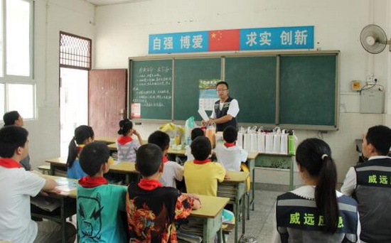 童心绘安全  威远县县应急管理局开展安全知识进校园党建活动