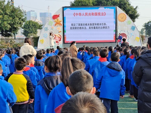 大同小学校开展宪法晨读活动