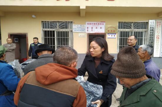 东兴区委常委一行到石子镇核桃村旱地坝村慰问困难群众