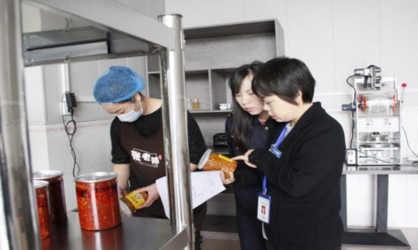 隆昌市市场监管局与市行政审批局协力颁发首张《食品小作坊生产许可证》
