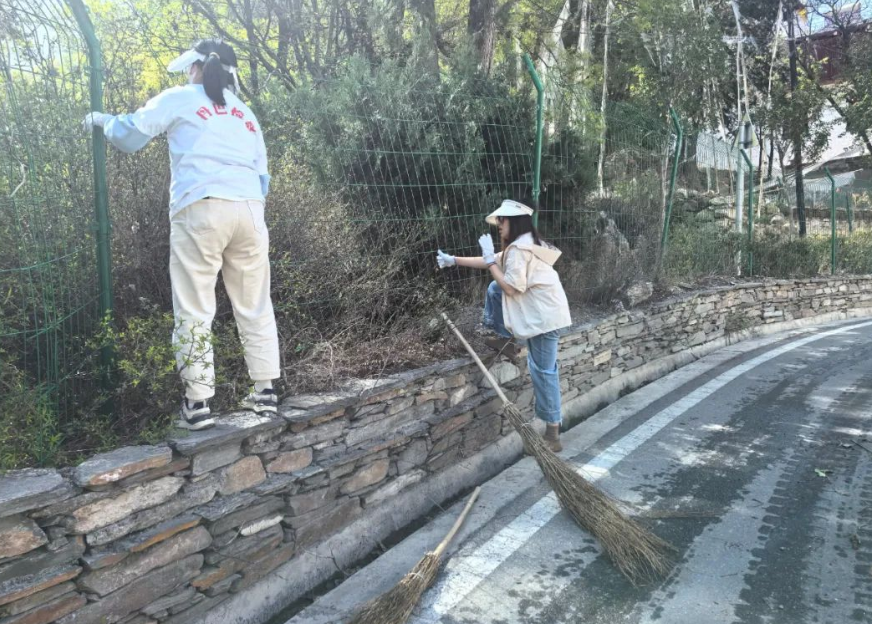 深化民族团结，共建美丽家园——丹巴县人民检察院赴联系点开展大清扫活动