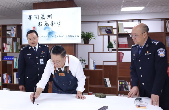 水墨进高墙，书画绘新生