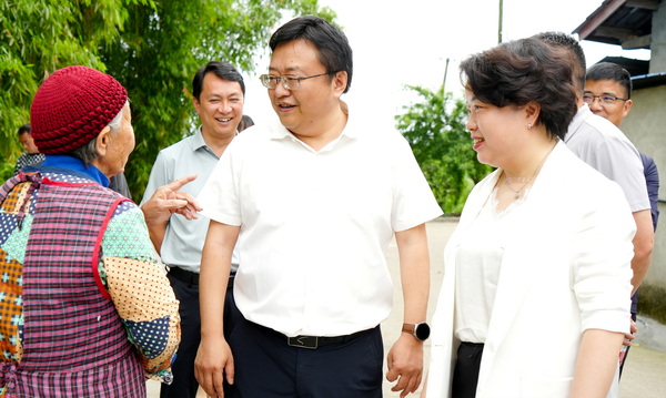 唐荣调研水南镇农村面貌改善行动