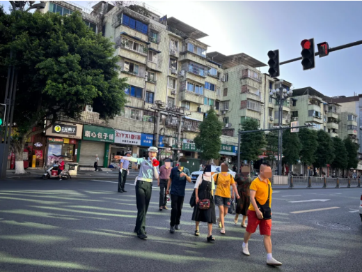 文明交通｜警示！行人随意横穿马路致事故！